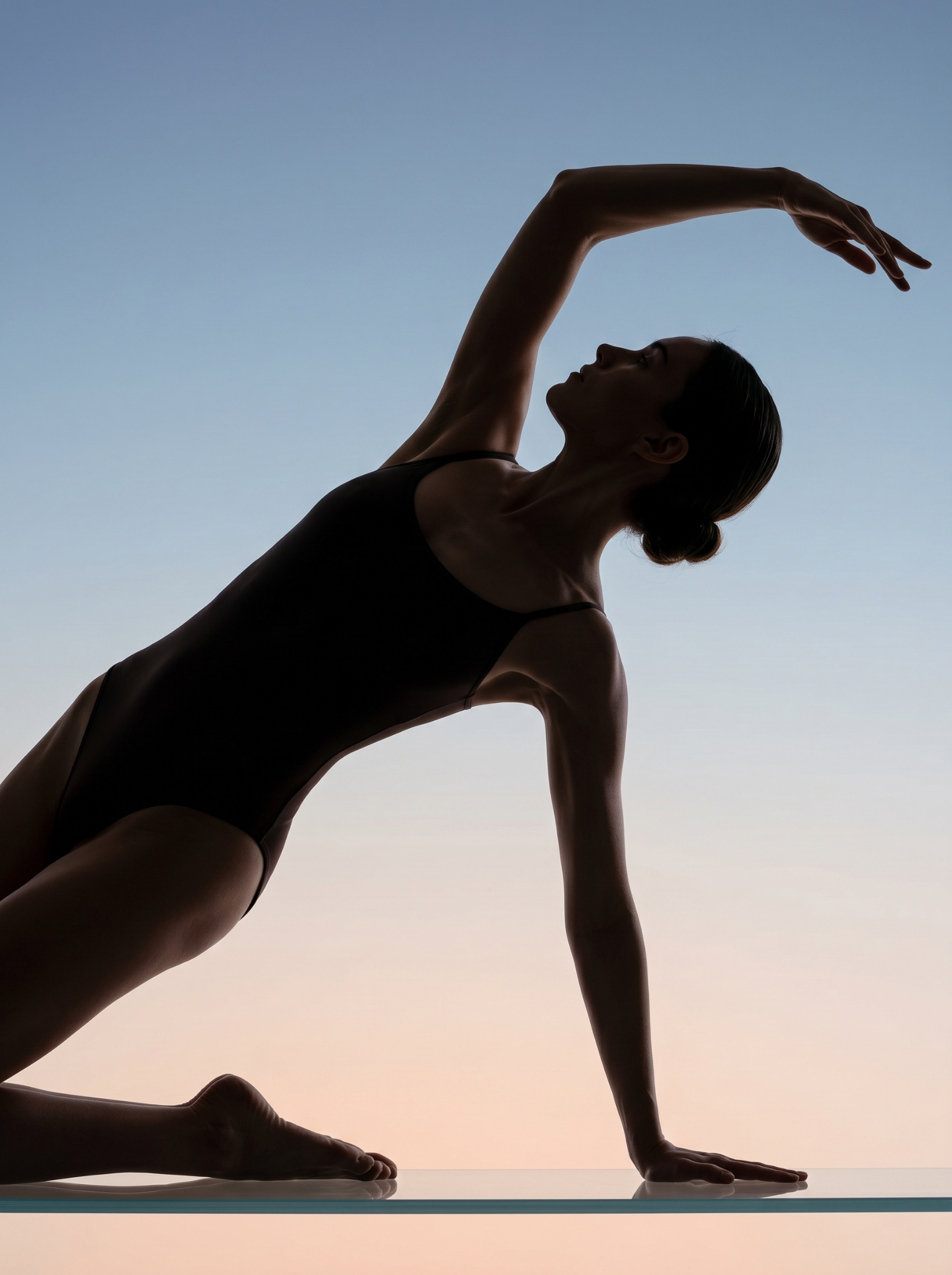 Silhouette einer Person in einer Mobility-Position vor ruhigem Himmel